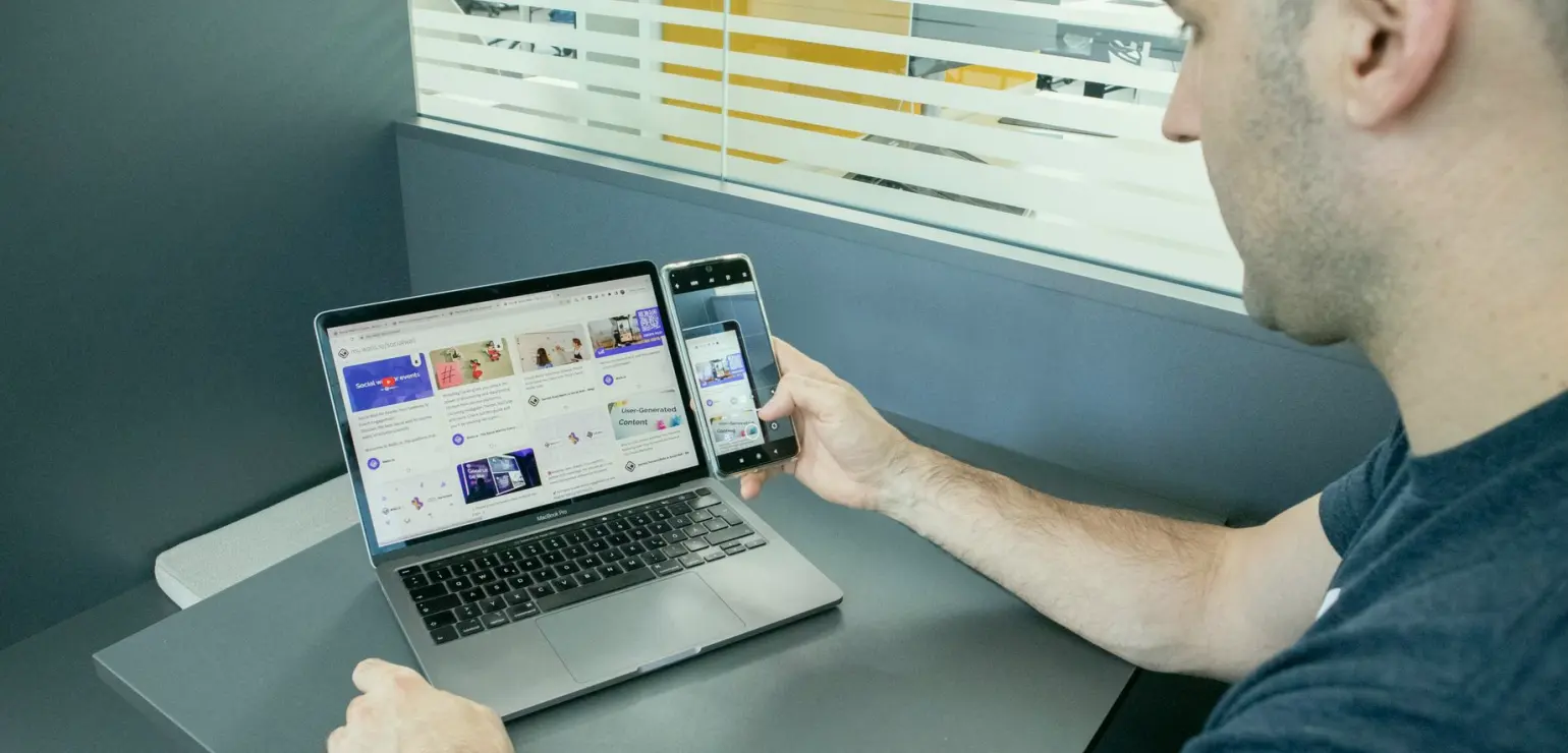 Én historie, to veje: samlet plan eller tilpasning pr. platform